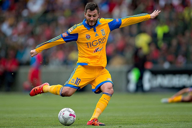 Gignac conoce al autor de su mural y lo firma